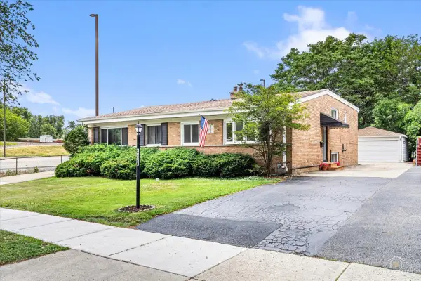 402 N Douglas Avenue #402, Villa Park, IL 60181