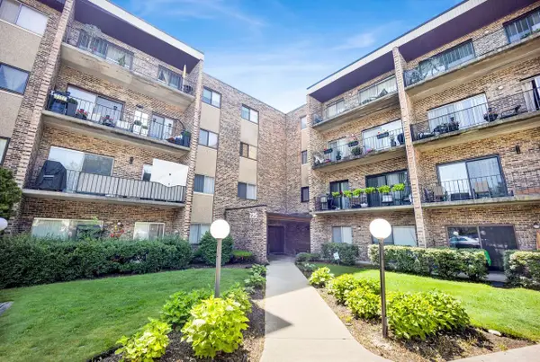 725 W Huntington Commons Road #416, Mount Prospect, IL 60056