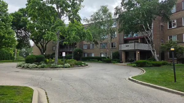 945 E Kenilworth Avenue E #110, Palatine, IL 60074