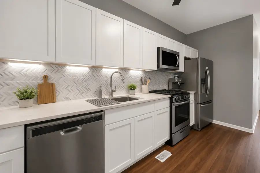 437 W 44th Place, Chicago, IL 60609 - #3