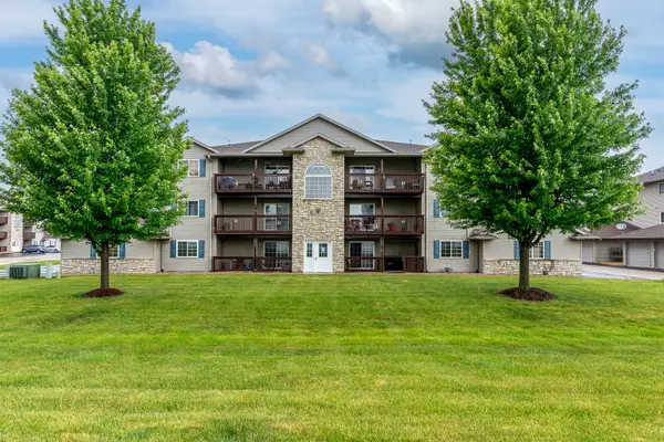 209 E Price Street #301, Eldridge, IA 52748