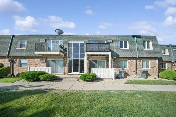 9954 S 84th Terrace S #210, Palos Hills, IL 60465
