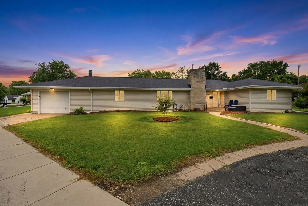 211 W Willow Street, Fairbury, IL 61739 - #1