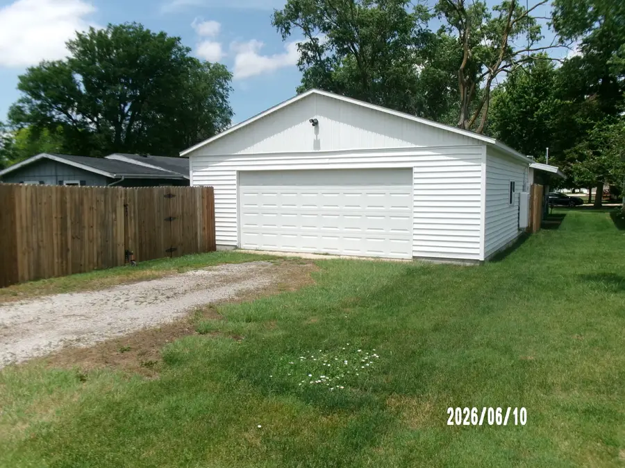 423 W Chestnut Street, Hoopeston, IL 60942 - #3