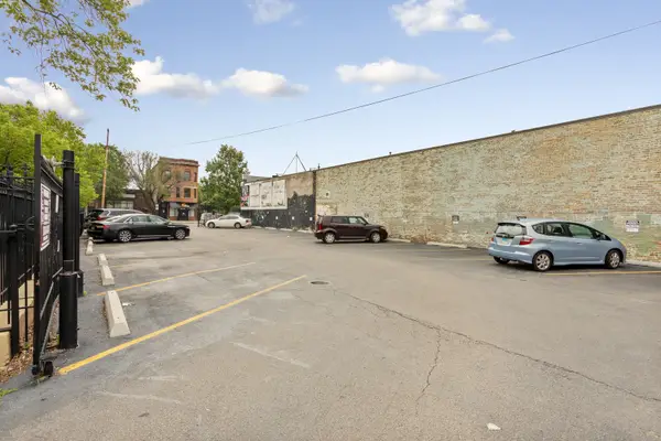 3273 W Fullerton Avenue, Chicago, IL 60647