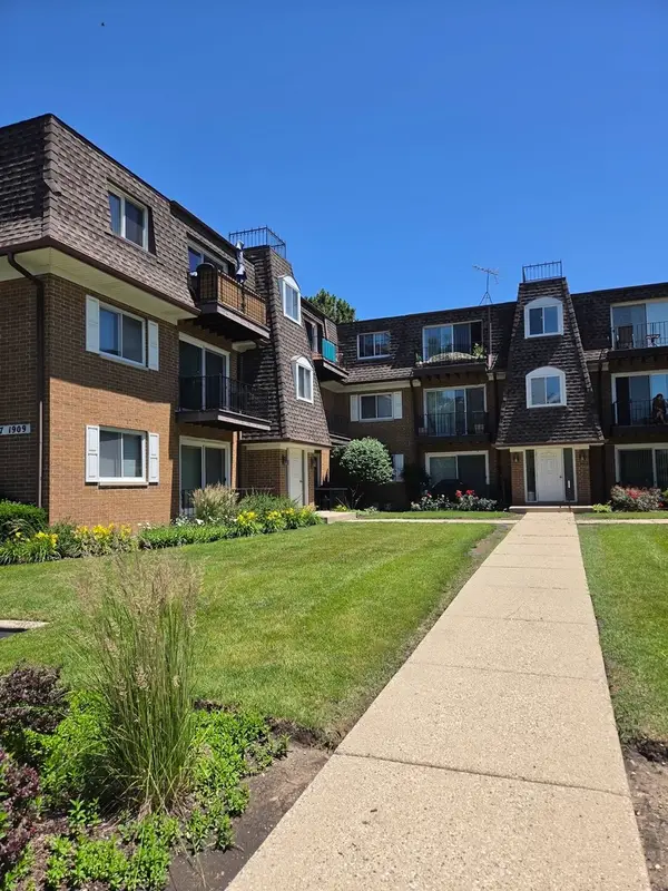 1907 W Golf Road #1B, Mount Prospect, IL 60056