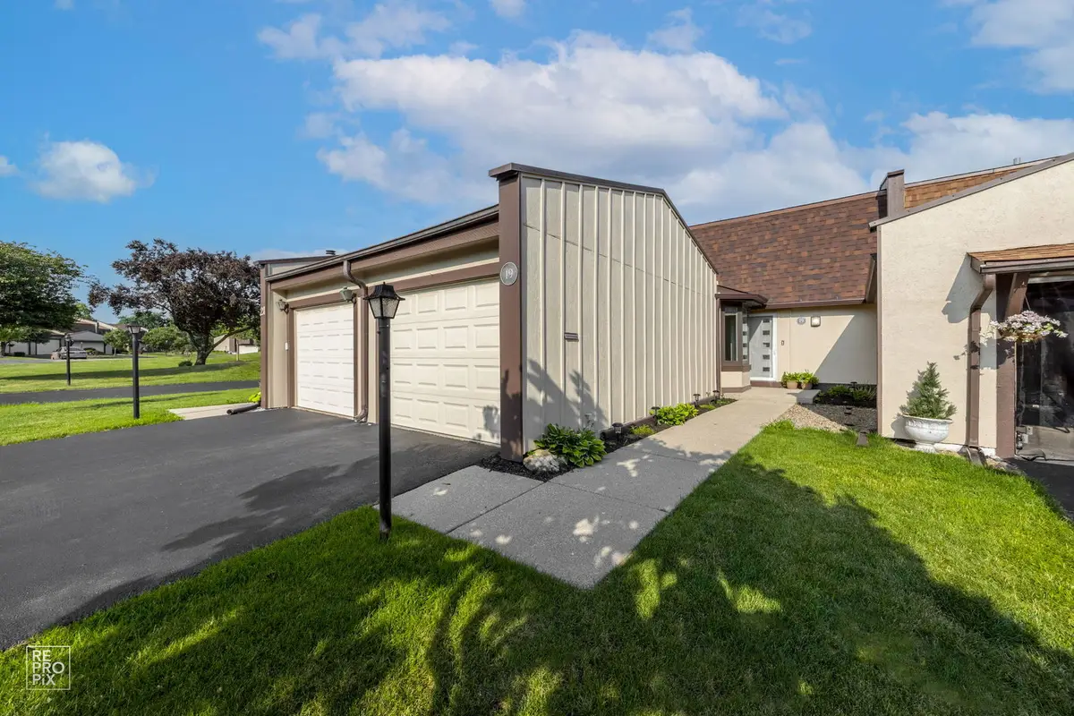 19 Westwood Drive, Indian Head Park, IL 60525 - #1