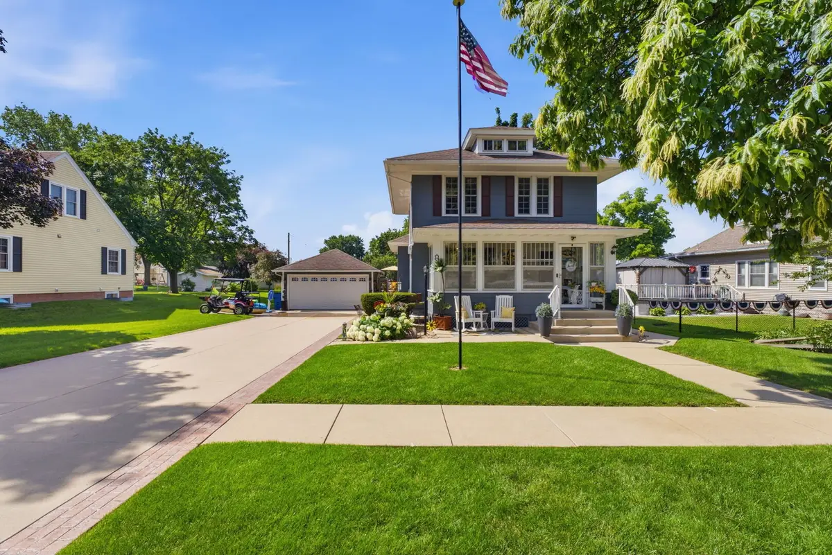 919 8th Street, Dewitt, IA 52472 - #1