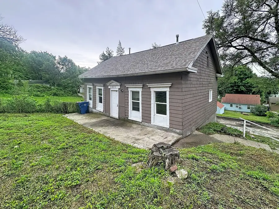1421 W 10th Street, Davenport, IA 52804 - #2