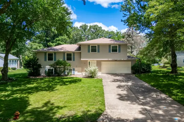 516 W Mulberry Lane, Long Grove, IA 52756