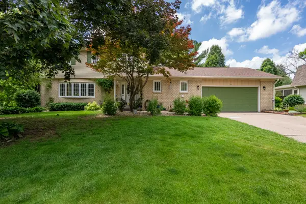 3726 Ridgewood Drive, Davenport, IA 52807