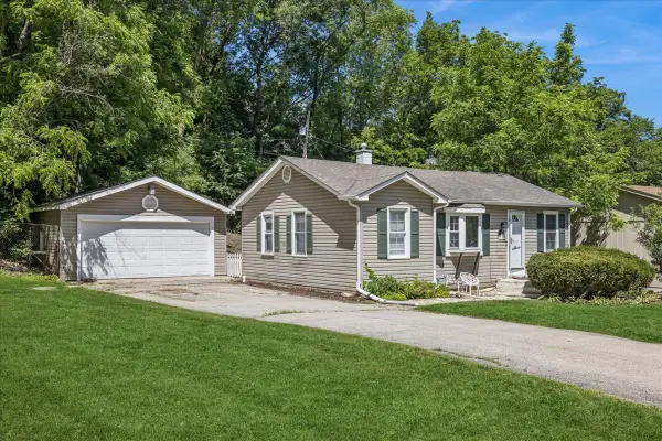 116 Valley Drive, Oakwood Hills, IL 60013