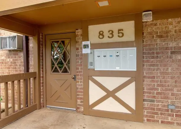 835 S Dwyer Avenue #A, Arlington Heights, IL 60005