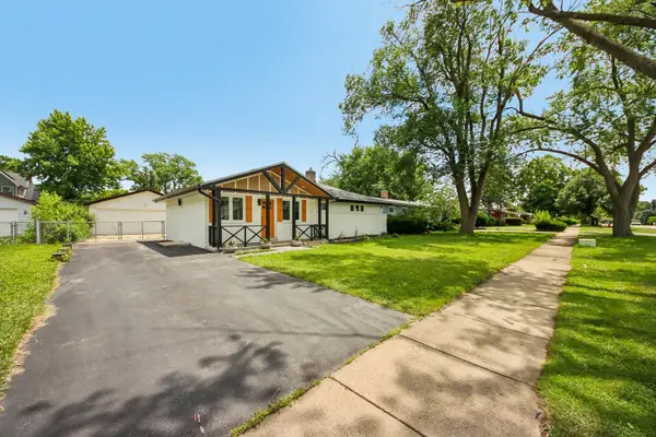 1425 N Wilke Road, Arlington Heights, IL 60004