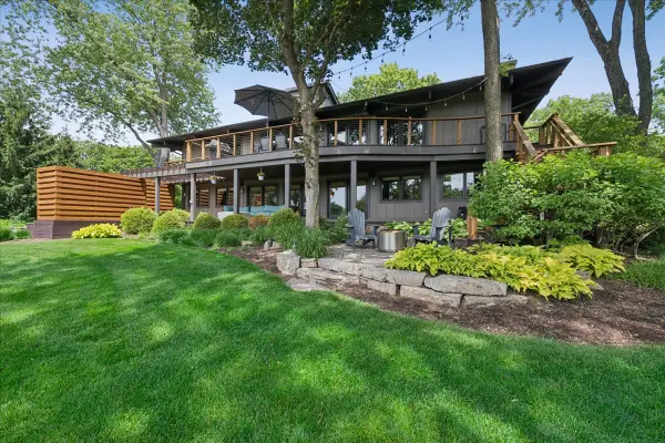 83 Lakeview Parkway, Barrington, IL 60010