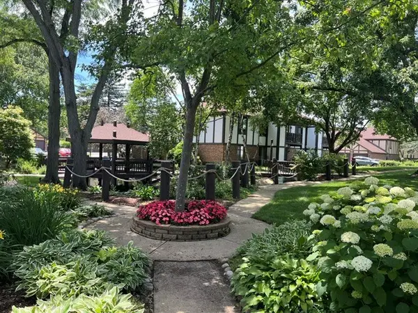 880 Johnstown Lane #B, Wheaton, IL 60189