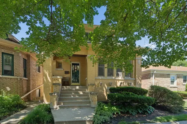 5752 N Sacramento Avenue, Chicago, IL 60659
