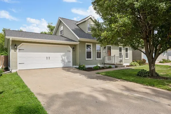 6405 N Hazelwood Avenue, Davenport, IA 52806