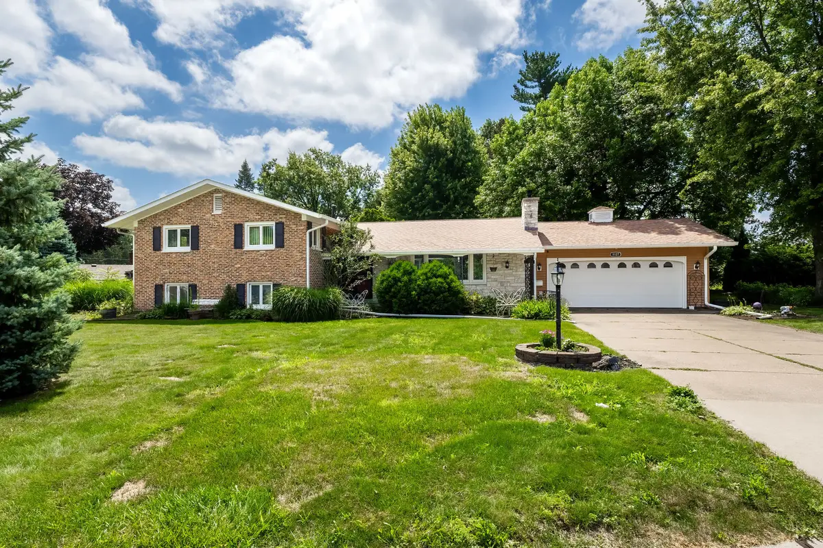 1127 Highland Park Drive, Bettendorf, IA 52722 - #1