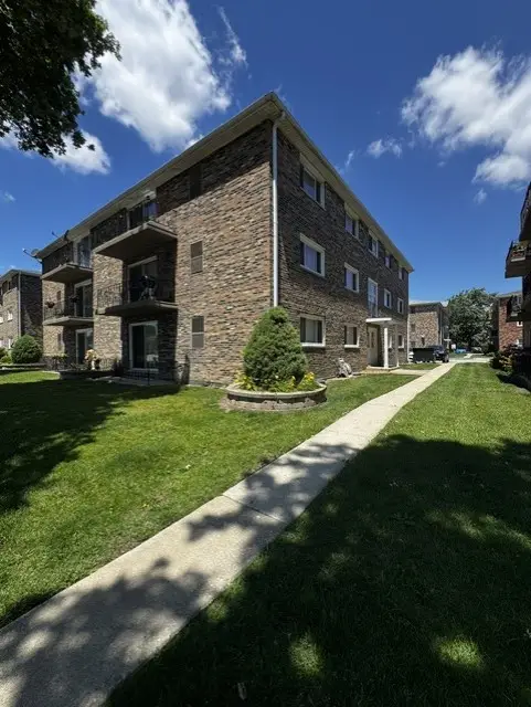 5846 W 77th Street #303, Burbank, IL 60459