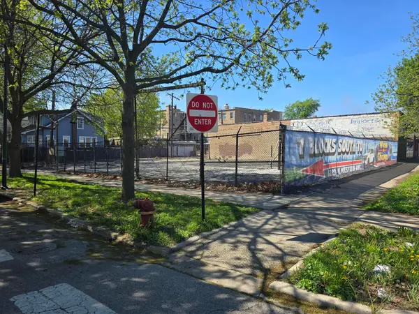 6936 N Western Avenue, Chicago, IL 60645