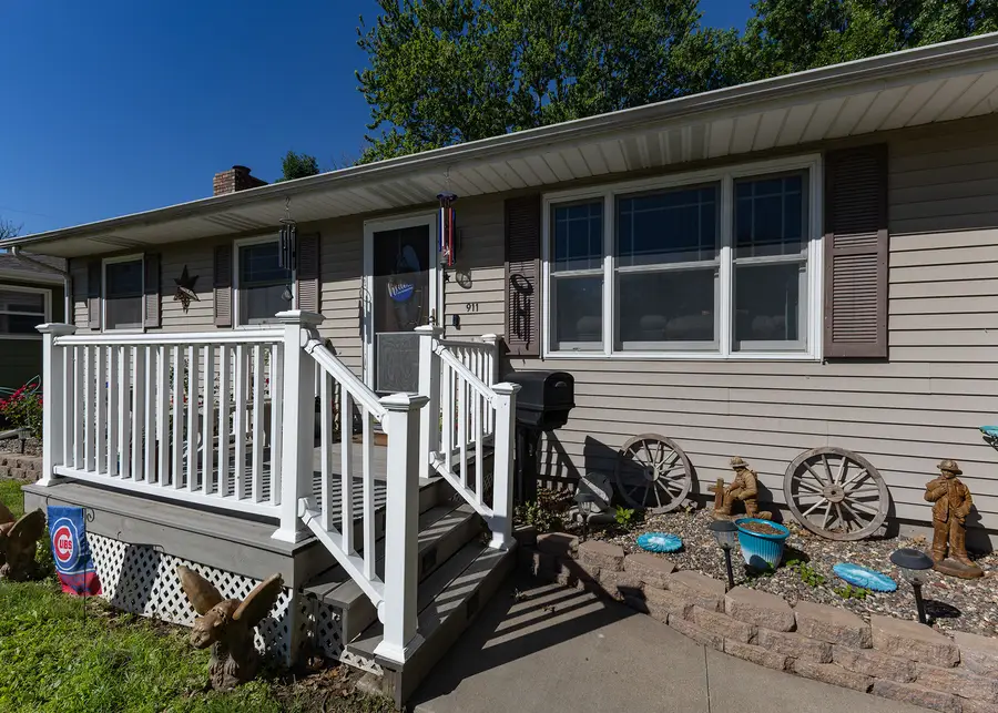 911 6th Avenue, Camanche, IA 52730 - #3
