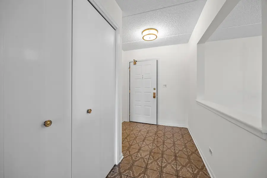 9346 Landings Lane #401, Des Plaines, IL 60016 - #3