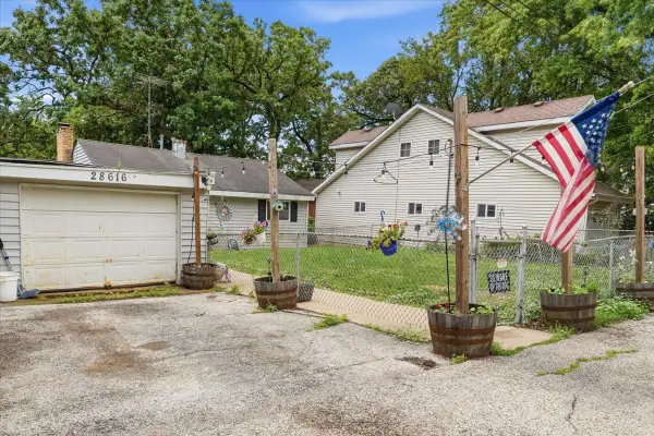 28616 W Benjamin Avenue, Spring Grove, IL 60081
