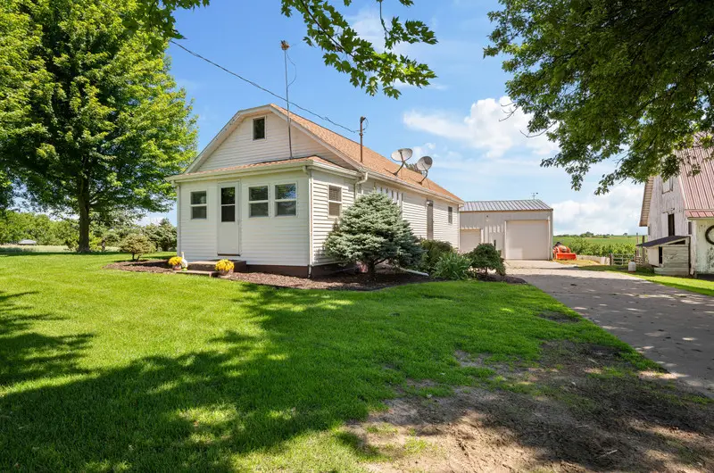 4158 Highway 136, Clinton, IA 52732 - #1