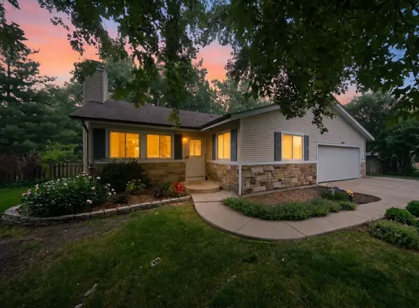 2S445 Sanchez Drive, Warrenville, IL 60555