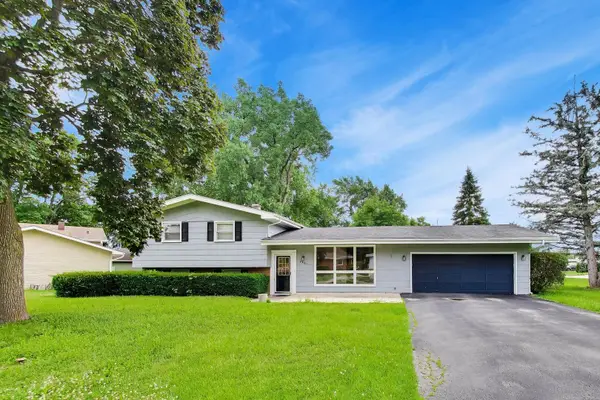 2401 E Thornwood Drive, Lindenhurst, IL 60046