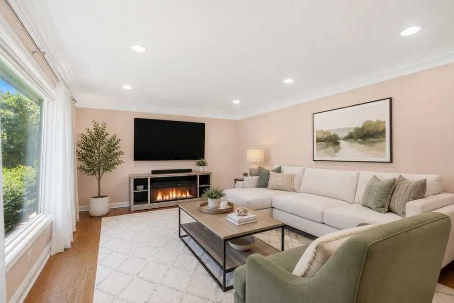 802 E Hackberry Drive, Arlington Heights, IL 60004 - #3