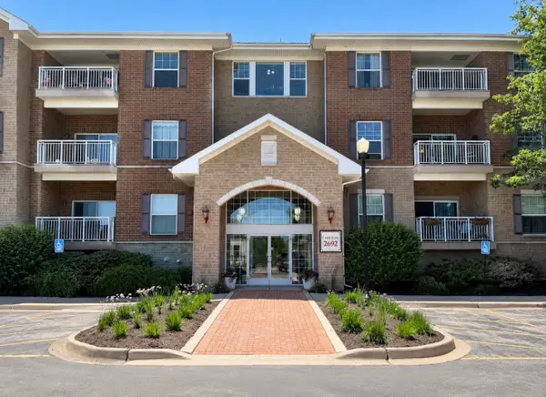2692 Stone Circle #302, Geneva, IL 60134