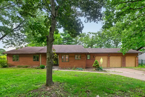 1006 N White Pine Drive, Dixon, IL 61021