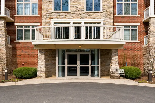 425 Benjamin Drive #202, Vernon Hills, IL 60061