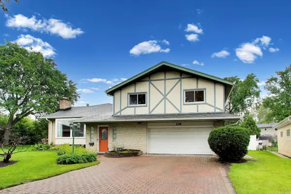 801 E Golfview Drive, Mount Prospect, IL 60056