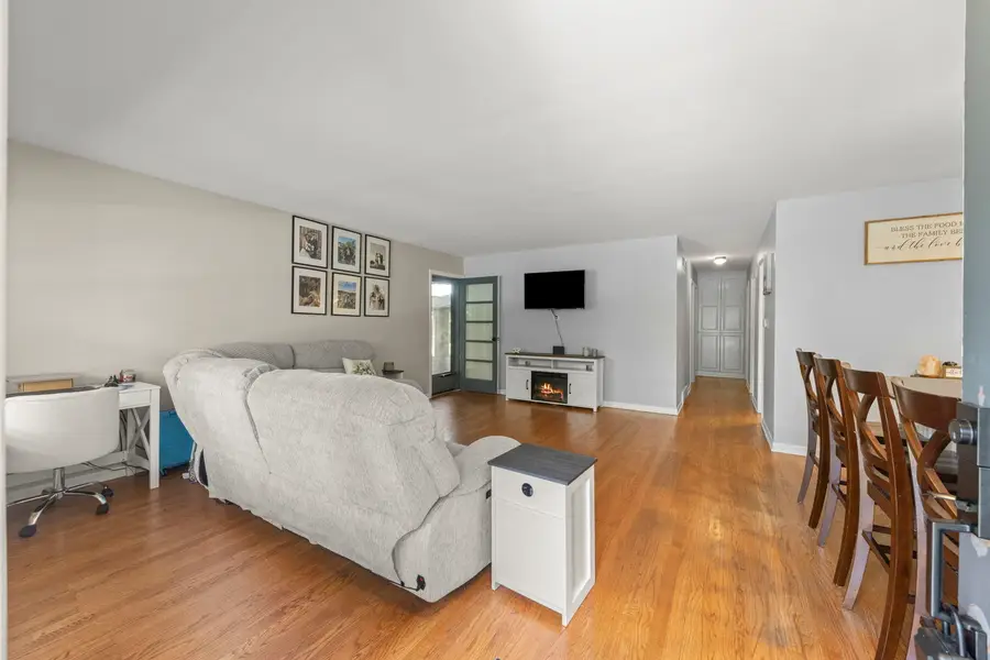 1020 S Gables Boulevard, Wheaton, IL 60189 - #2