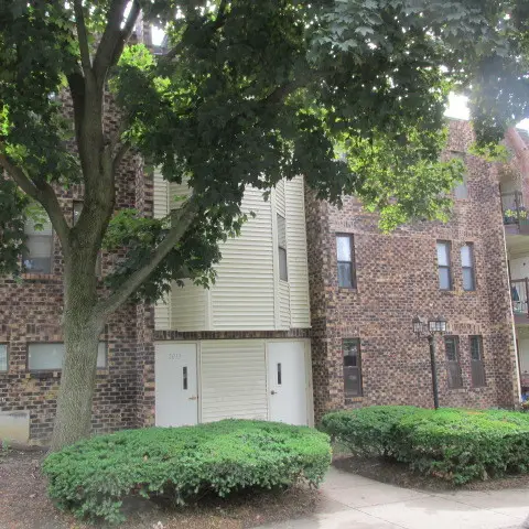 2013 Country Club Drive #11, Woodridge, IL 60517