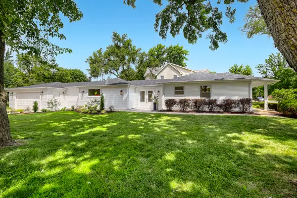 132 Mohawk Drive, Clarendon Hills, IL 60514