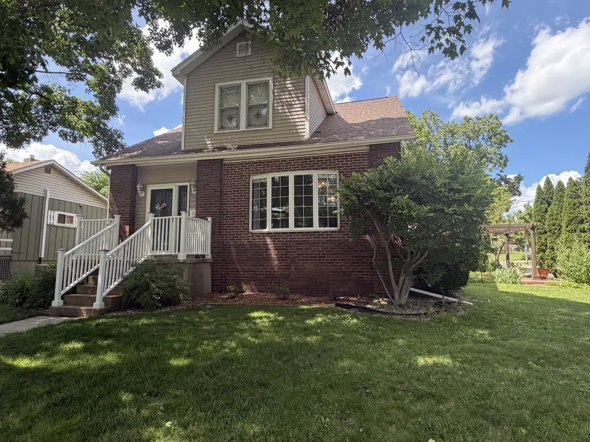 1203 6th Street, Peru, IL 61354 - #1