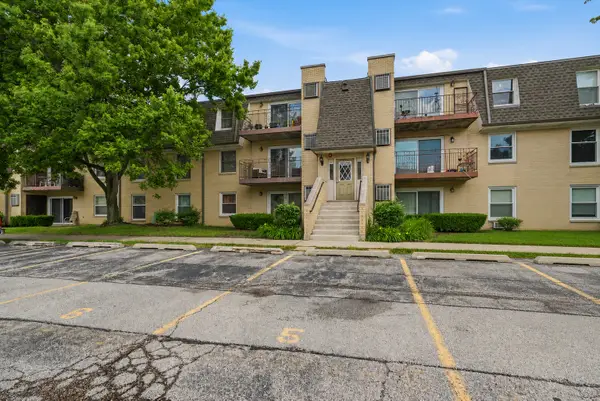 814 N River Road #3B, Mount Prospect, IL 60056