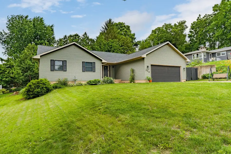 220 Benton Street, Le Claire, IA 52753 - #2