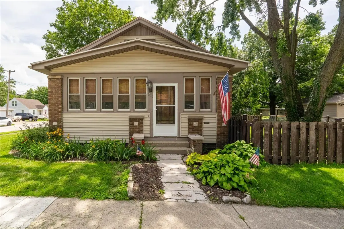 211 E Lincoln Street, Bloomington, IL 61701 - #1