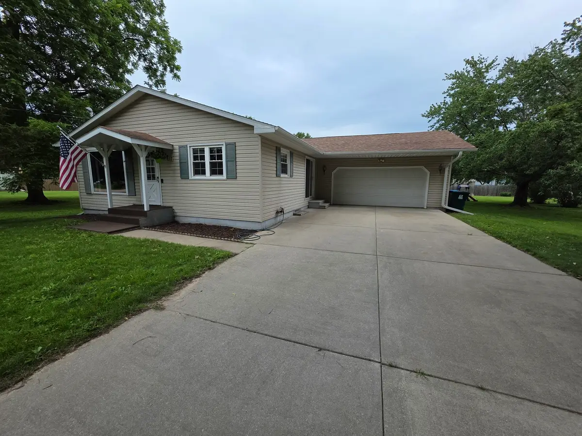 611 E 7th Street, Rock Falls, IL 61071 - #1