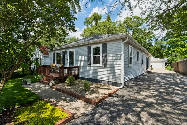 812 Lake Shore Drive, Wauconda, IL 60084