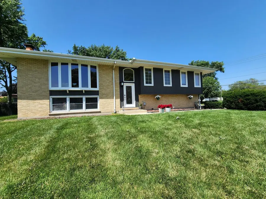 560 Lincoln Street, Roselle, IL 60172 - #2