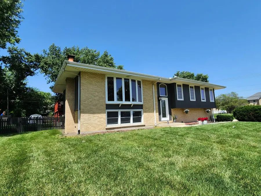 560 Lincoln Street, Roselle, IL 60172 - #3