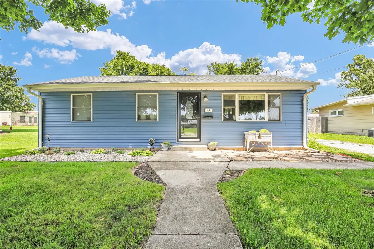 906 E Daggy Street, Tuscola, IL 61953 - #1