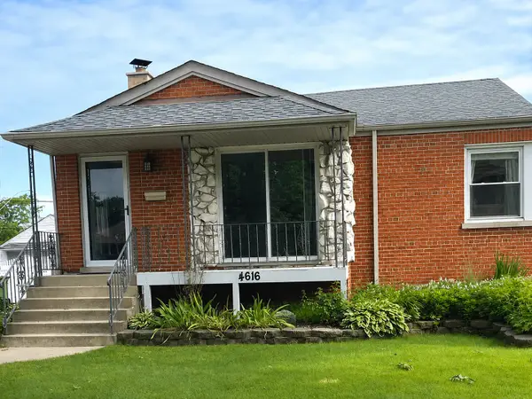 4616 W 97th Place, Oak Lawn, IL 60453