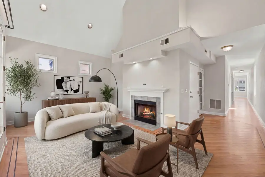 920 W Wolfram Street #4, Chicago, IL 60657 - #2